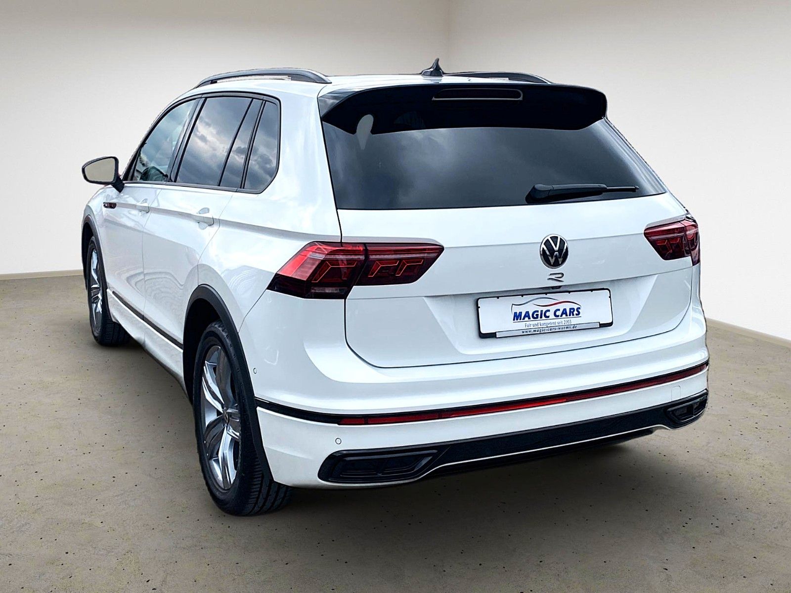 Fahrzeugabbildung Volkswagen Tiguan 2.0 TDI 4M DSG R-Line *Pano*Matrix*AHK*