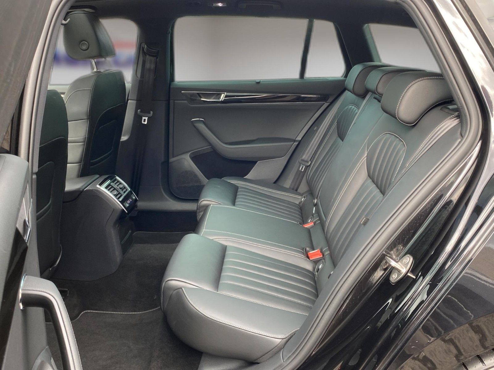 Fahrzeugabbildung SKODA Superb Combi 2.0 TDI DSG L&K *Mega-Ausstattung*