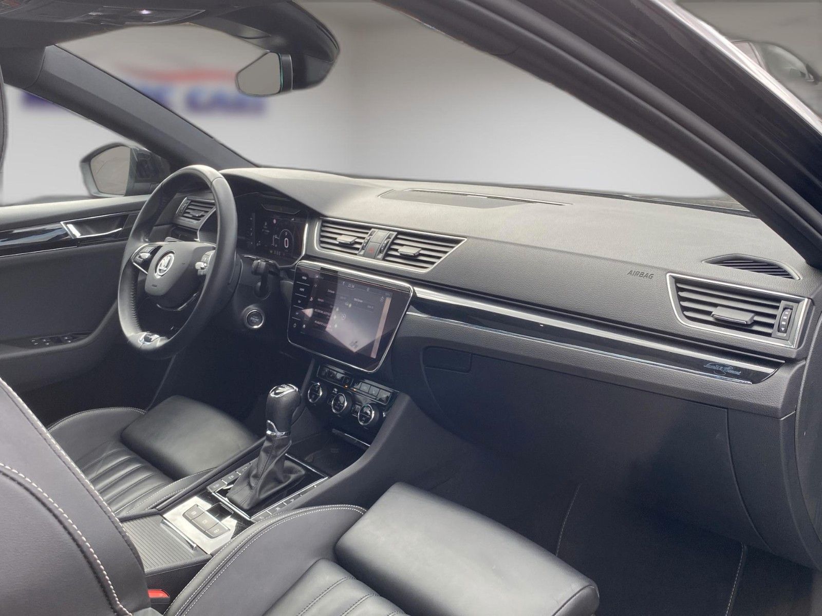 Fahrzeugabbildung SKODA Superb Combi 2.0 TDI DSG L&K *Mega-Ausstattung*