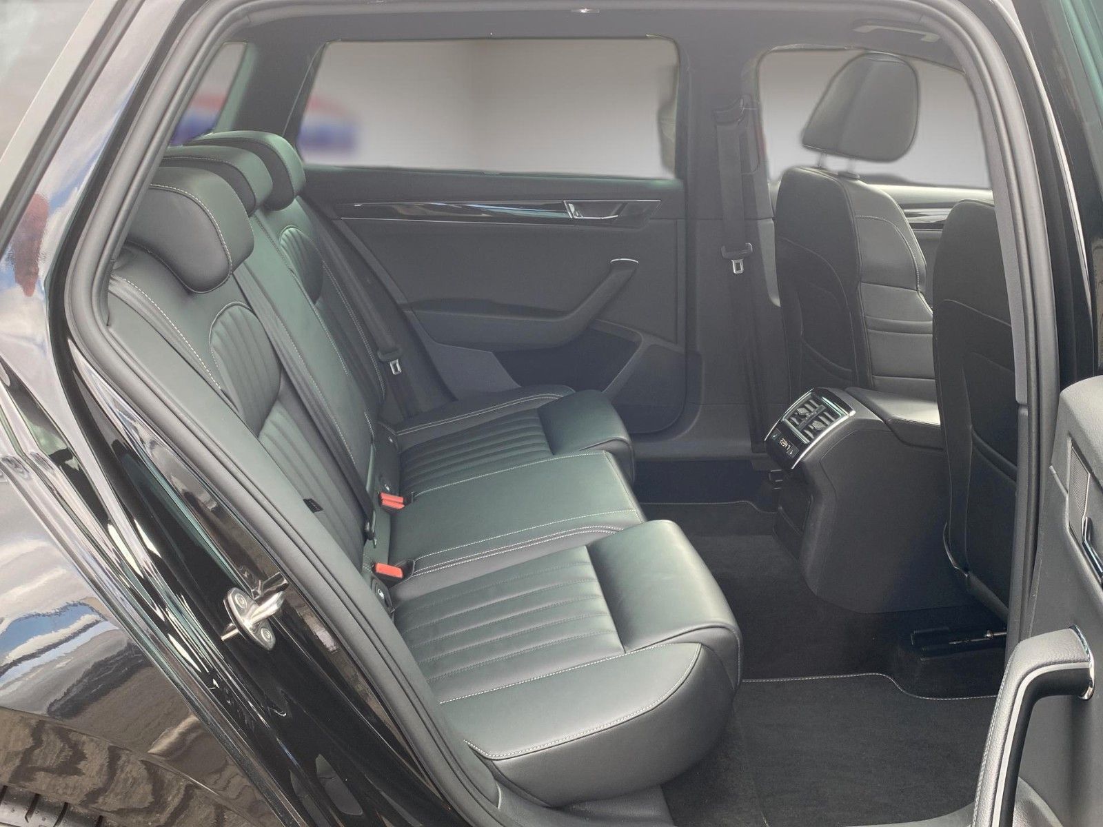 Fahrzeugabbildung SKODA Superb Combi 2.0 TDI DSG L&K *Mega-Ausstattung*