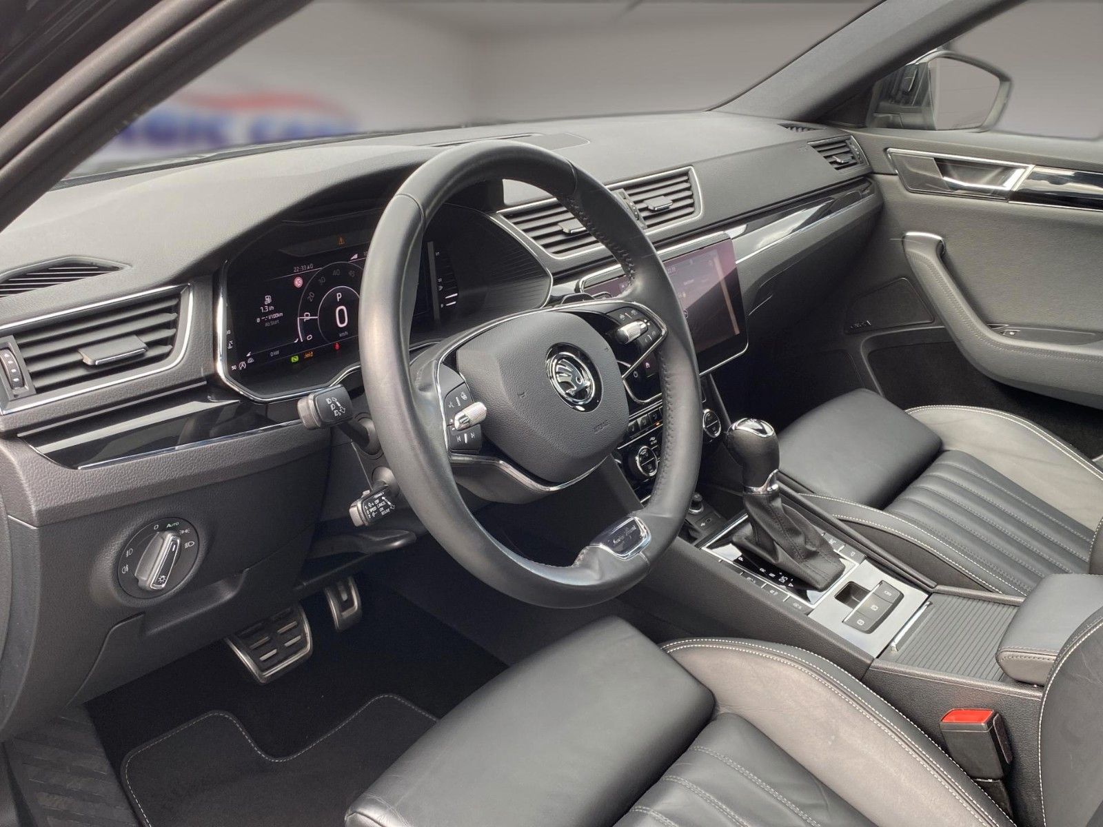 Fahrzeugabbildung SKODA Superb Combi 2.0 TDI DSG L&K *Mega-Ausstattung*