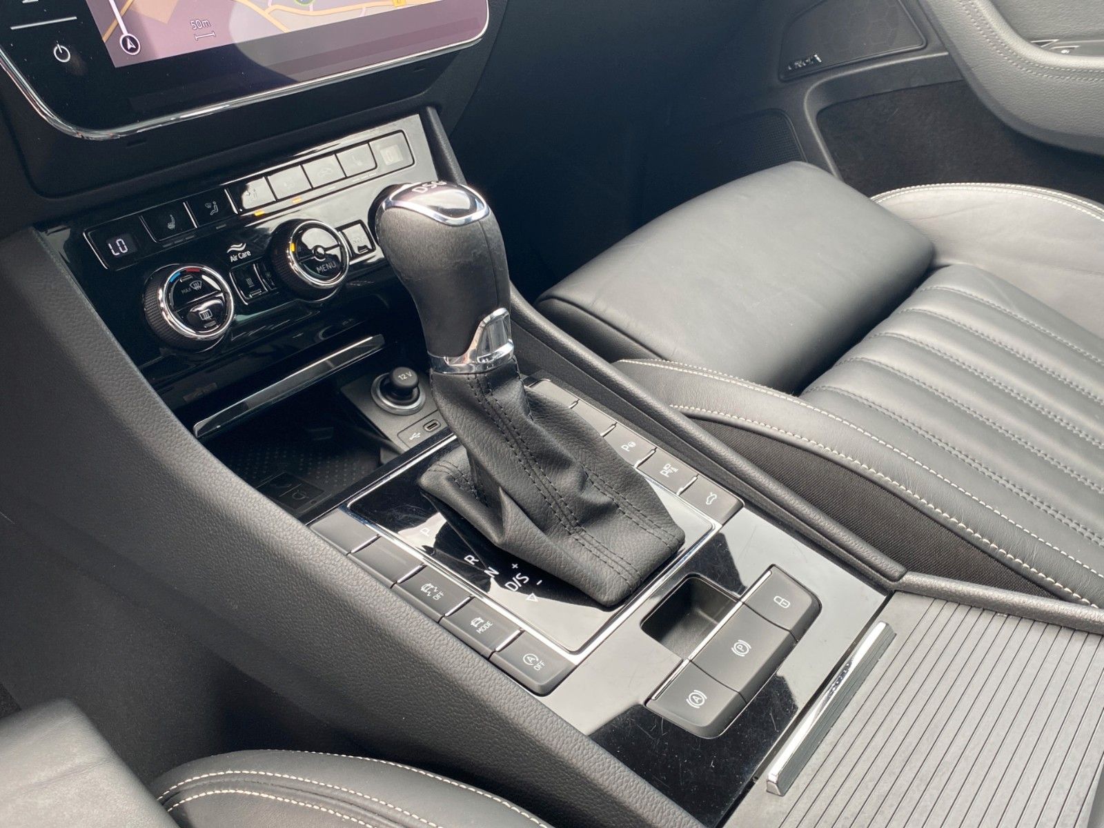 Fahrzeugabbildung SKODA Superb Combi 2.0 TDI DSG L&K *Mega-Ausstattung*