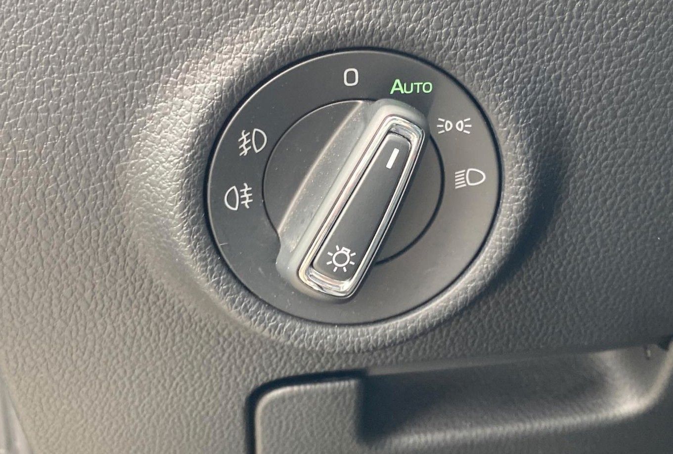 Fahrzeugabbildung SKODA Superb Combi 2.0 TDI DSG L&K *Mega-Ausstattung*