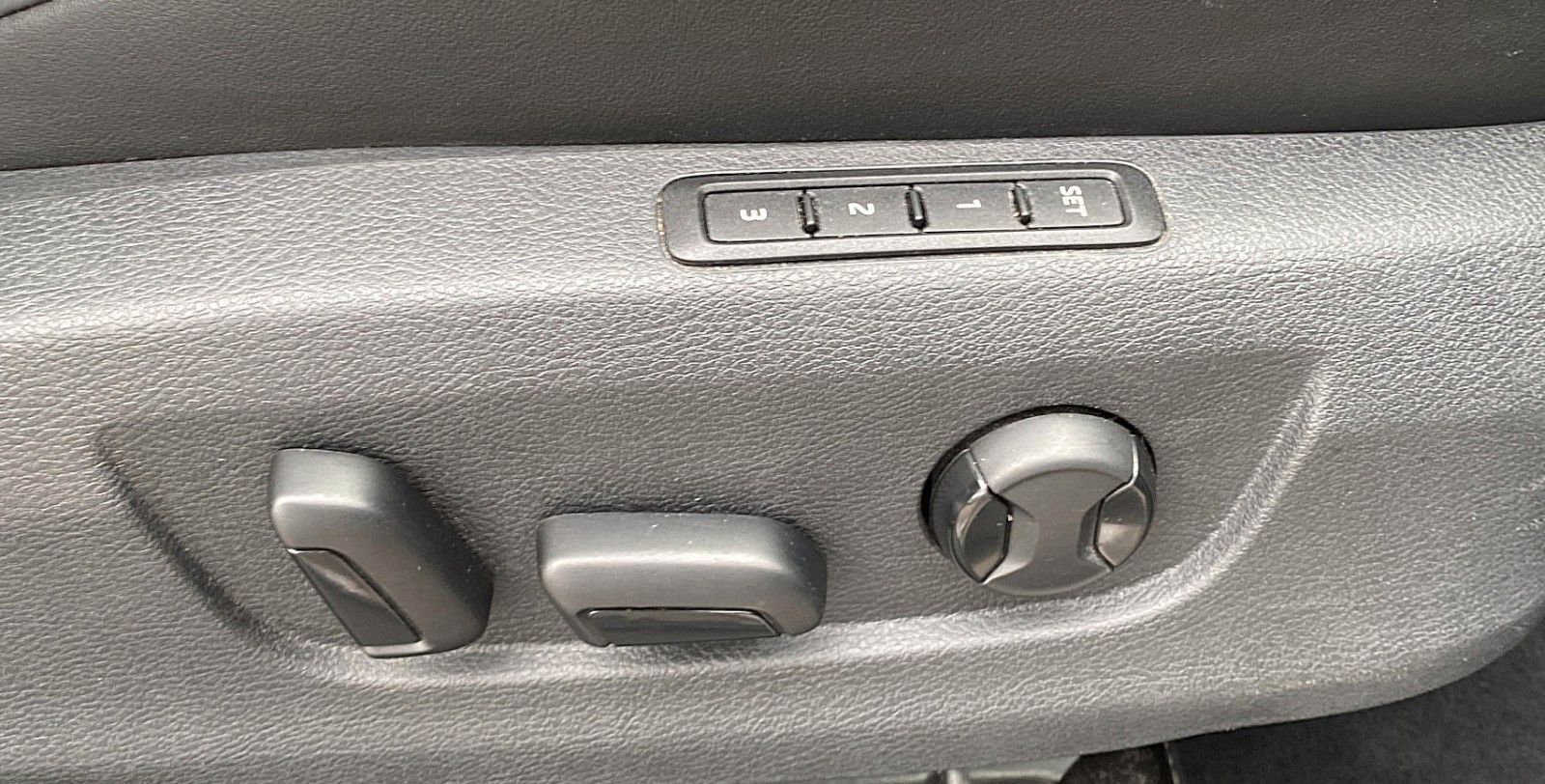 Fahrzeugabbildung SKODA Superb Combi 2.0 TDI DSG L&K *Mega-Ausstattung*