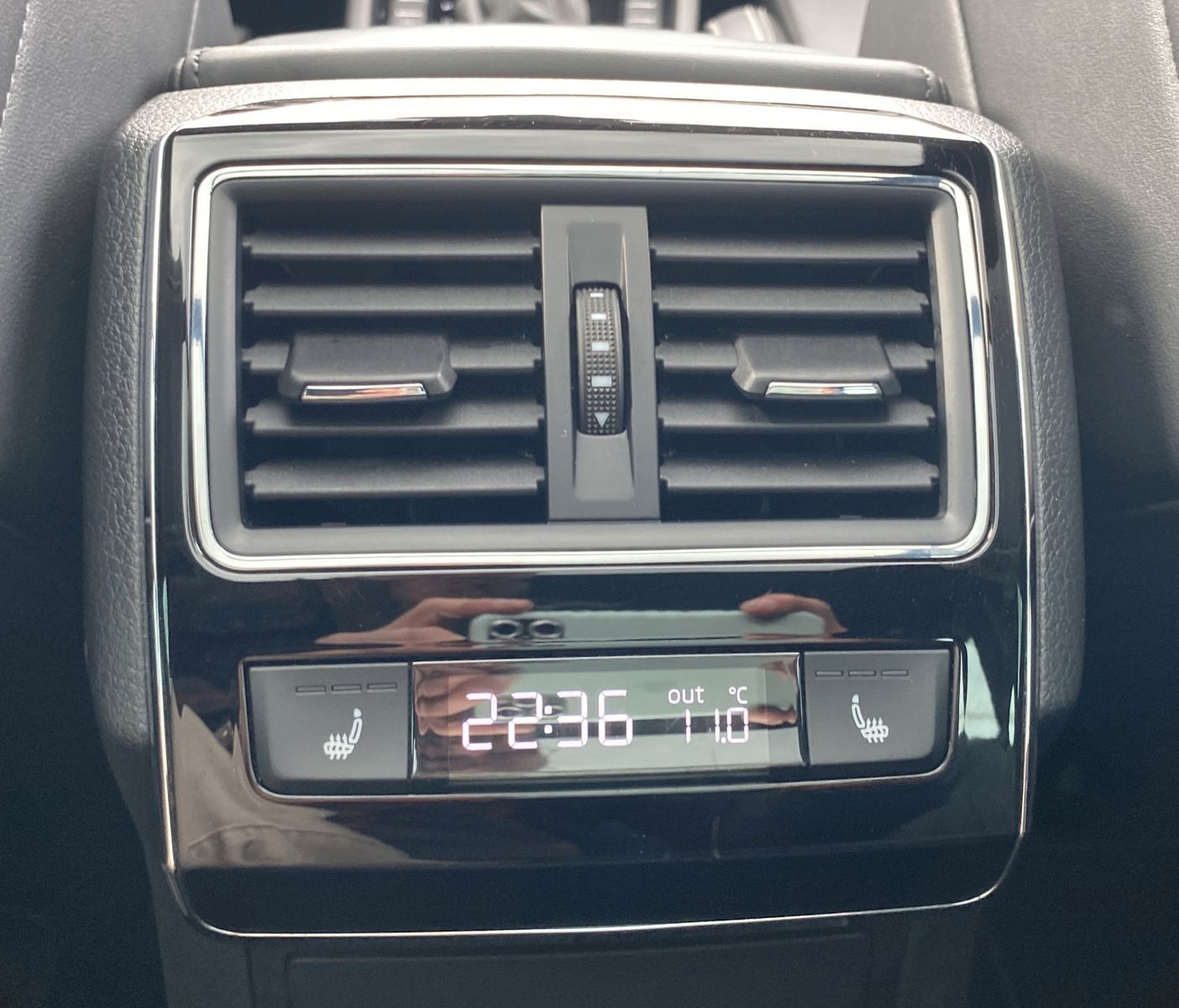 Fahrzeugabbildung SKODA Superb Combi 2.0 TDI DSG L&K *Mega-Ausstattung*