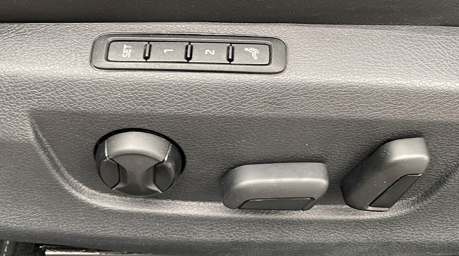 Fahrzeugabbildung SKODA Superb Combi 2.0 TDI DSG L&K *Mega-Ausstattung*