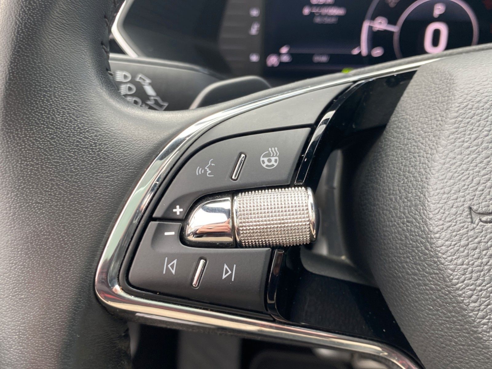 Fahrzeugabbildung SKODA Superb Combi 2.0 TDI DSG L&K *Mega-Ausstattung*