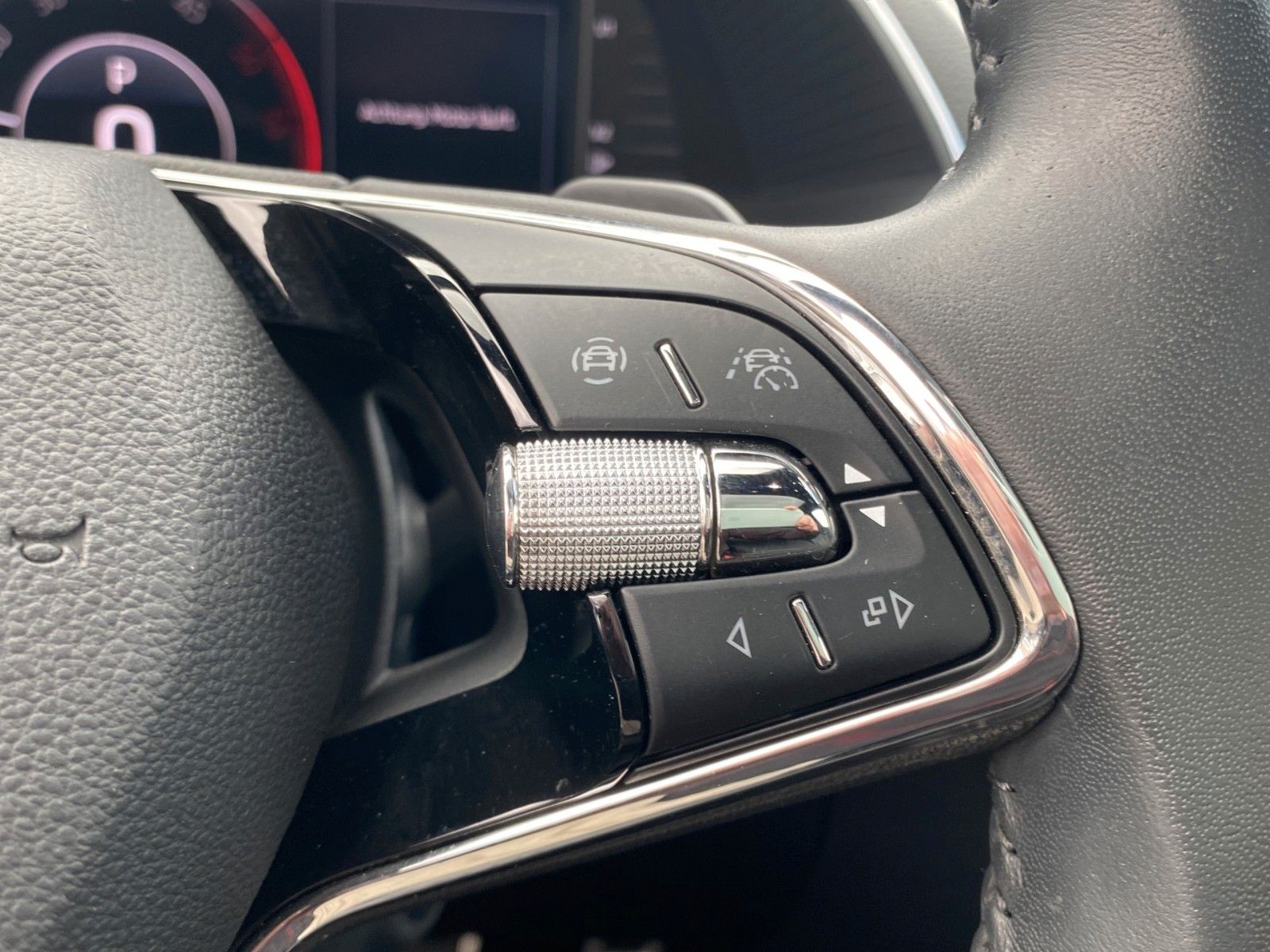 Fahrzeugabbildung SKODA Superb Combi 2.0 TDI DSG L&K *Mega-Ausstattung*