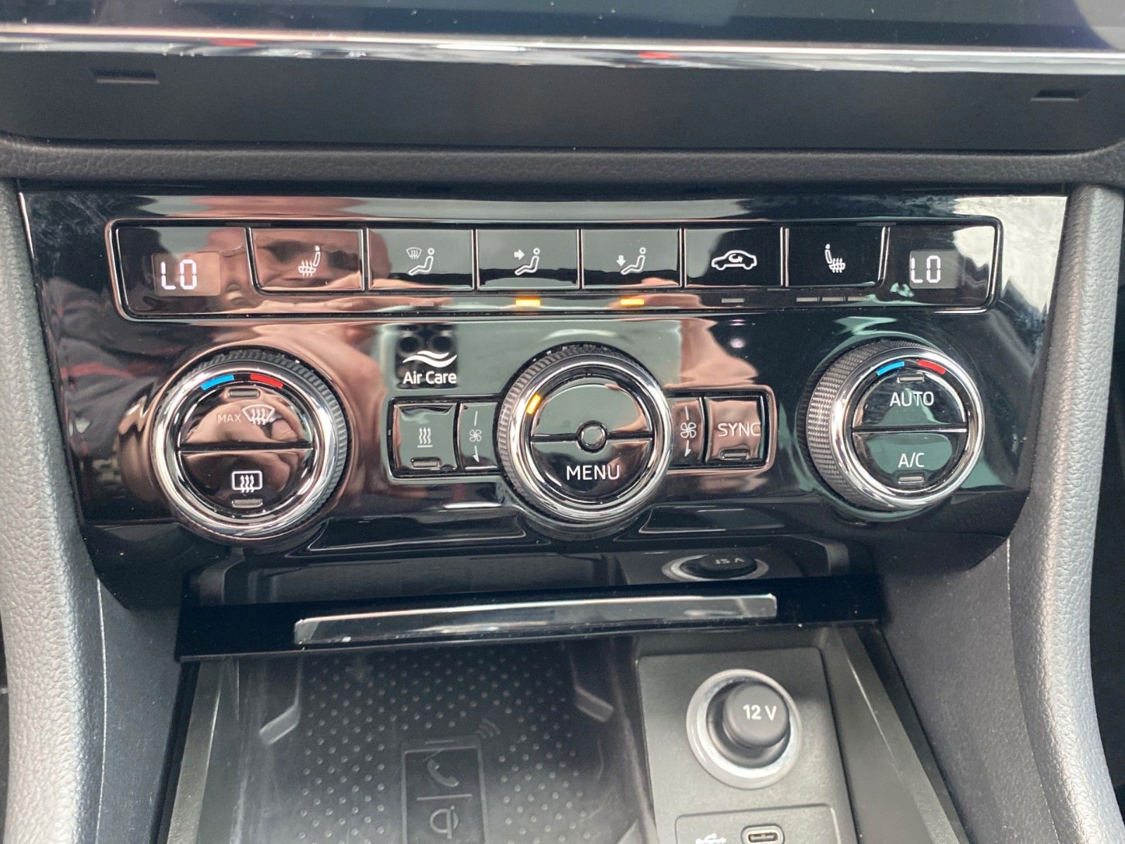 Fahrzeugabbildung SKODA Superb Combi 2.0 TDI DSG L&K *Mega-Ausstattung*