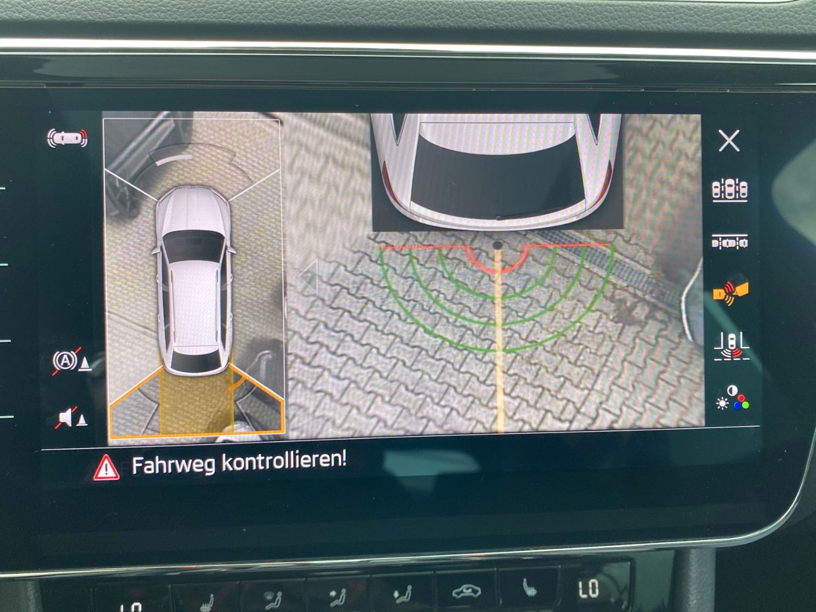 Fahrzeugabbildung SKODA Superb Combi 2.0 TDI DSG L&K *Mega-Ausstattung*