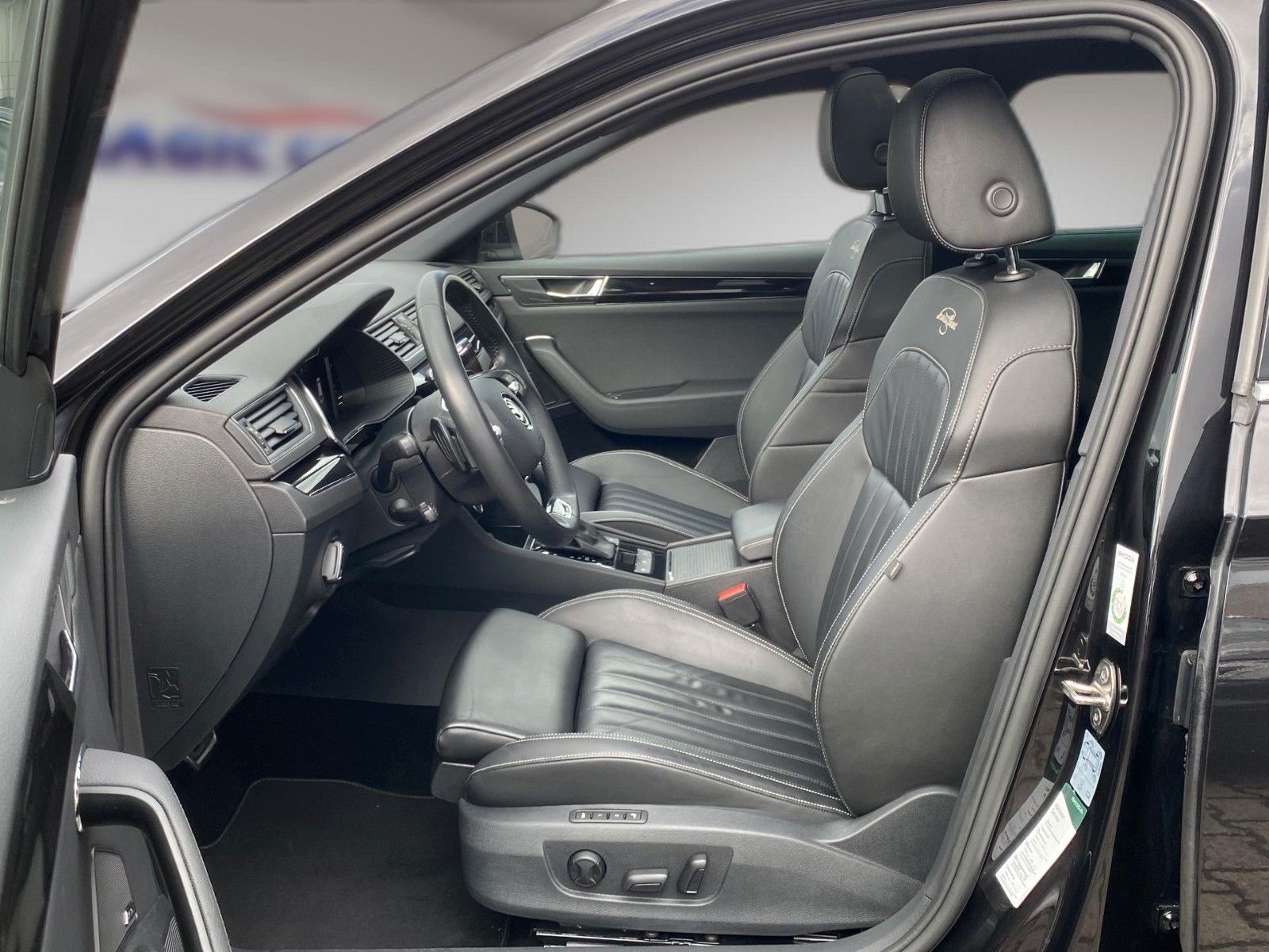 Fahrzeugabbildung SKODA Superb Combi 2.0 TDI DSG L&K *Mega-Ausstattung*