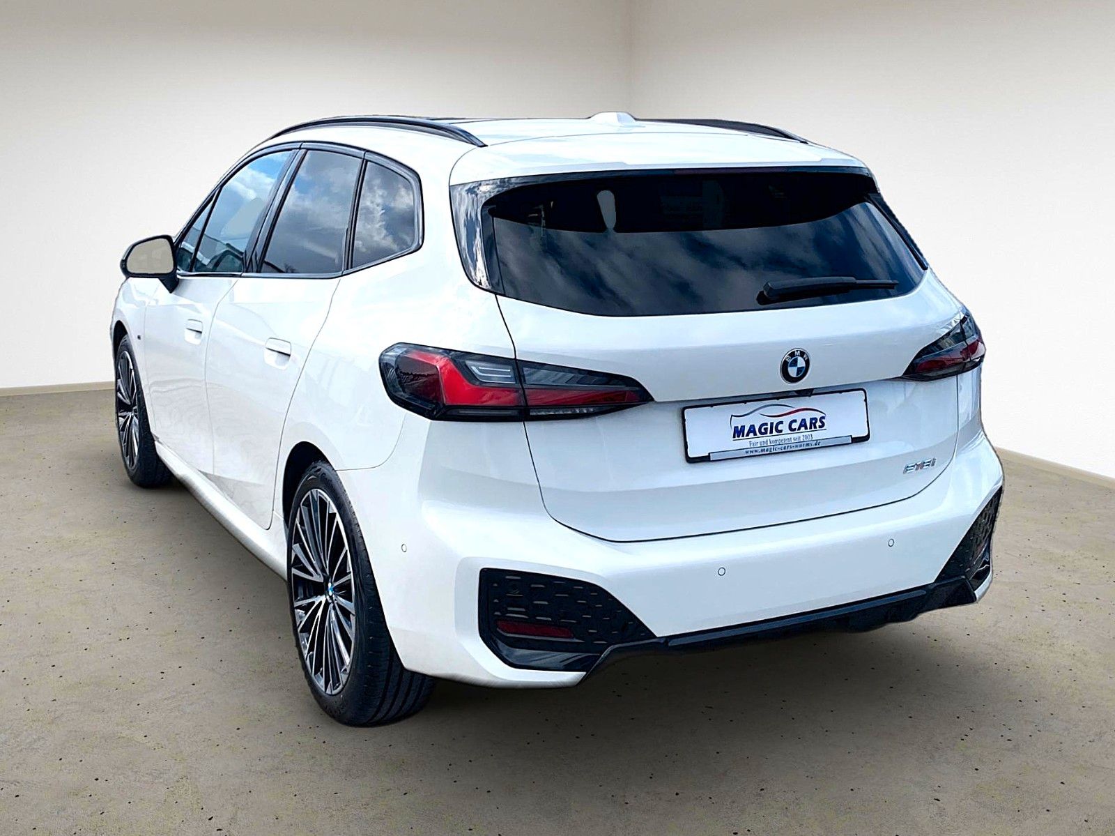 Fahrzeugabbildung BMW 218 i Active Tourer M Sport*Leder*Pano*AHK*H&K*