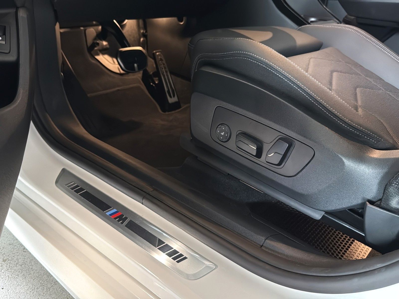 Fahrzeugabbildung BMW 218 i Active Tourer M Sport*Leder*Pano*AHK*H&K*