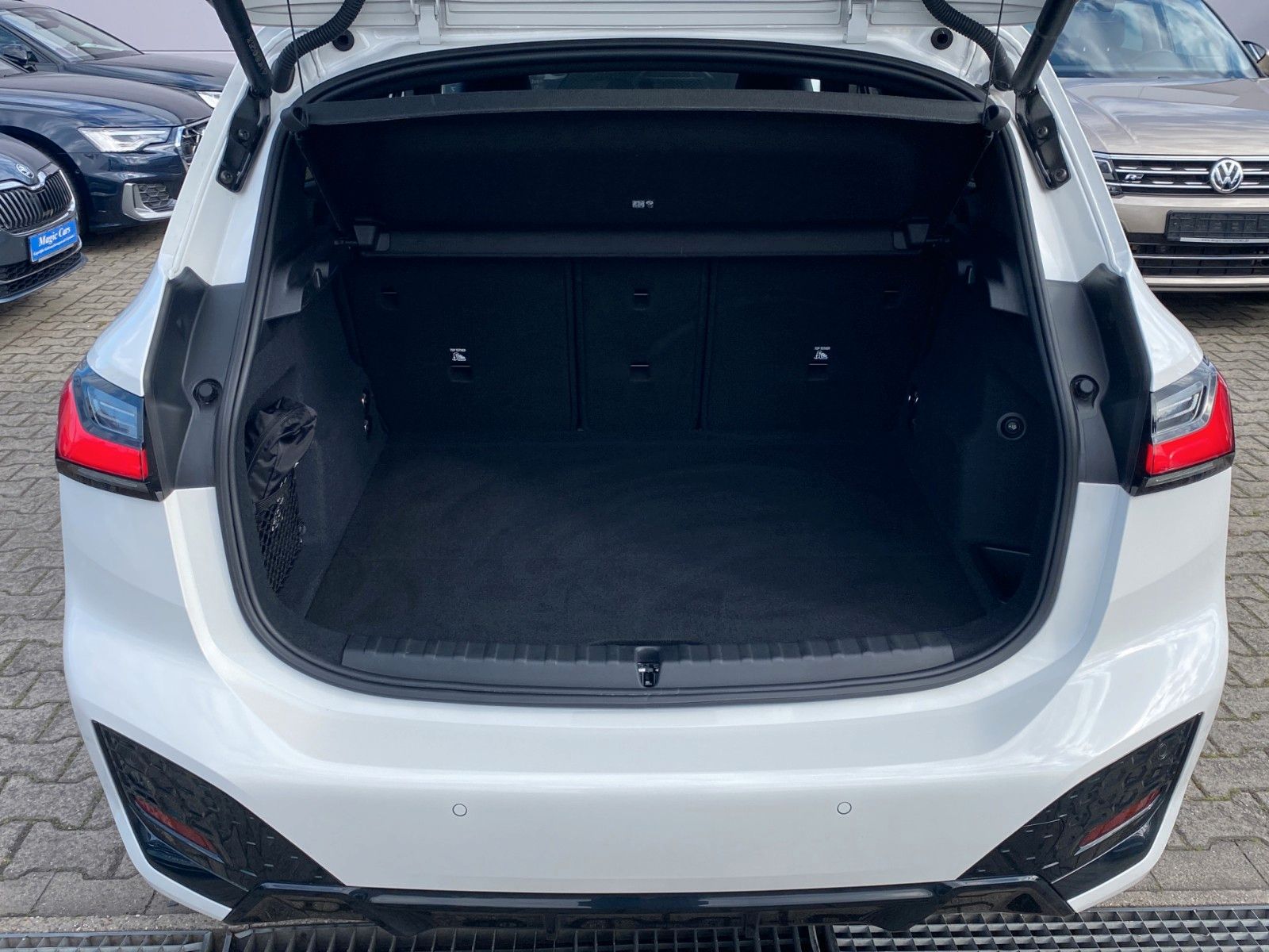 Fahrzeugabbildung BMW 218 i Active Tourer M Sport*Leder*Pano*AHK*H&K*