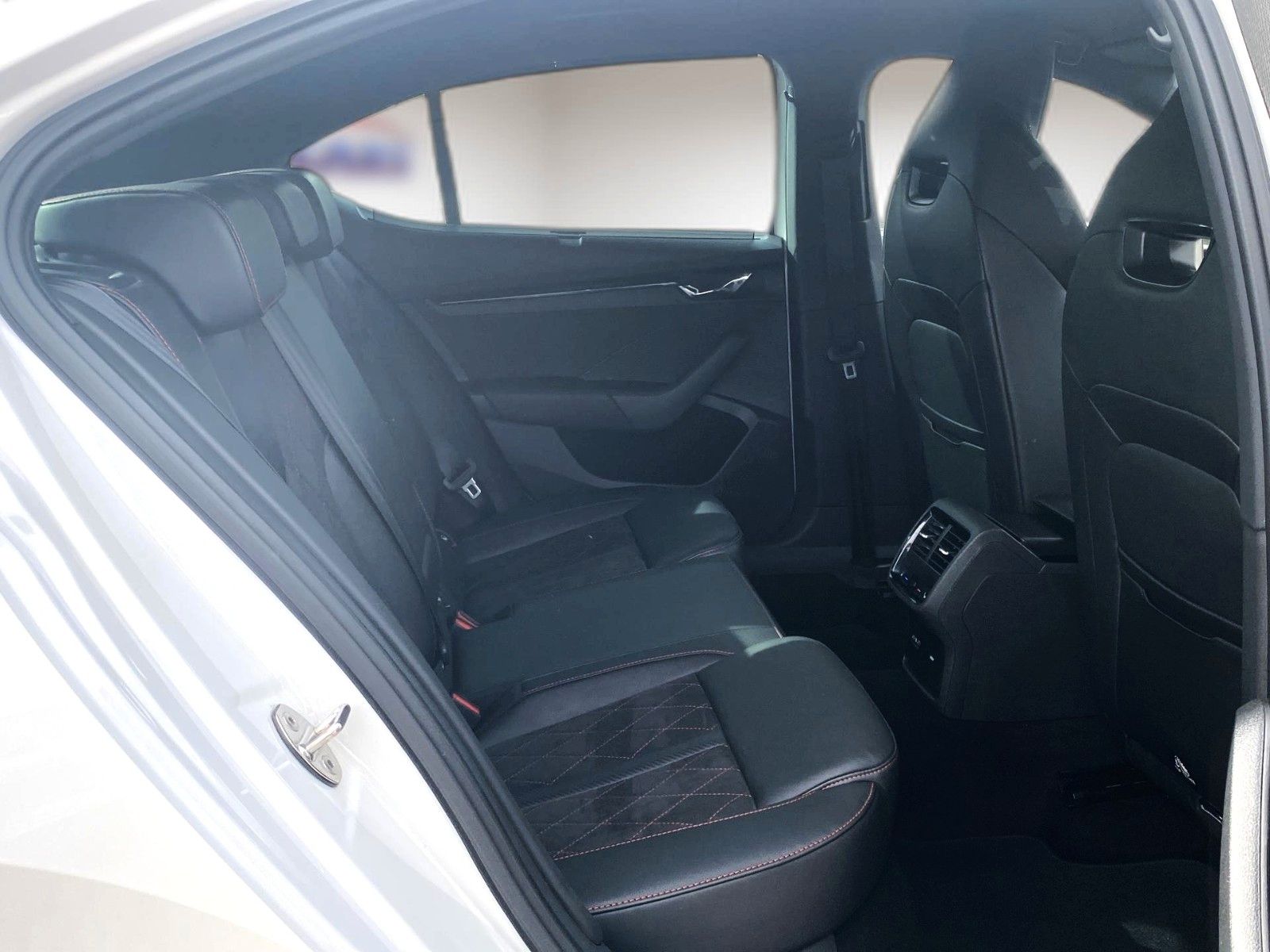 Fahrzeugabbildung SKODA Octavia 2.0 TDI DSG 4x4 RS *Mega-Ausstattung*