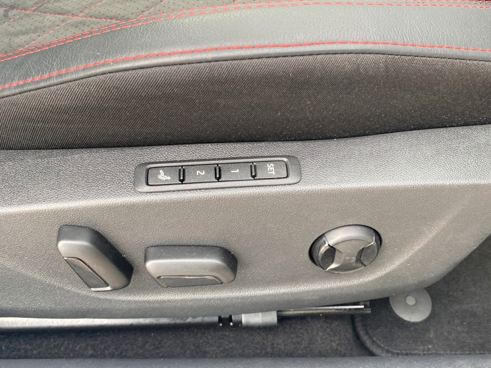 Fahrzeugabbildung SKODA Octavia 2.0 TDI DSG 4x4 RS *Mega-Ausstattung*