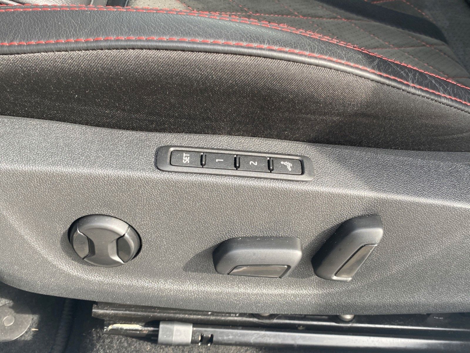 Fahrzeugabbildung SKODA Octavia 2.0 TDI DSG 4x4 RS *Mega-Ausstattung*