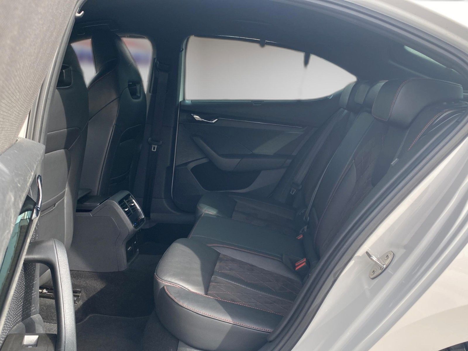 Fahrzeugabbildung SKODA Octavia 2.0 TDI DSG 4x4 RS *Mega-Ausstattung*