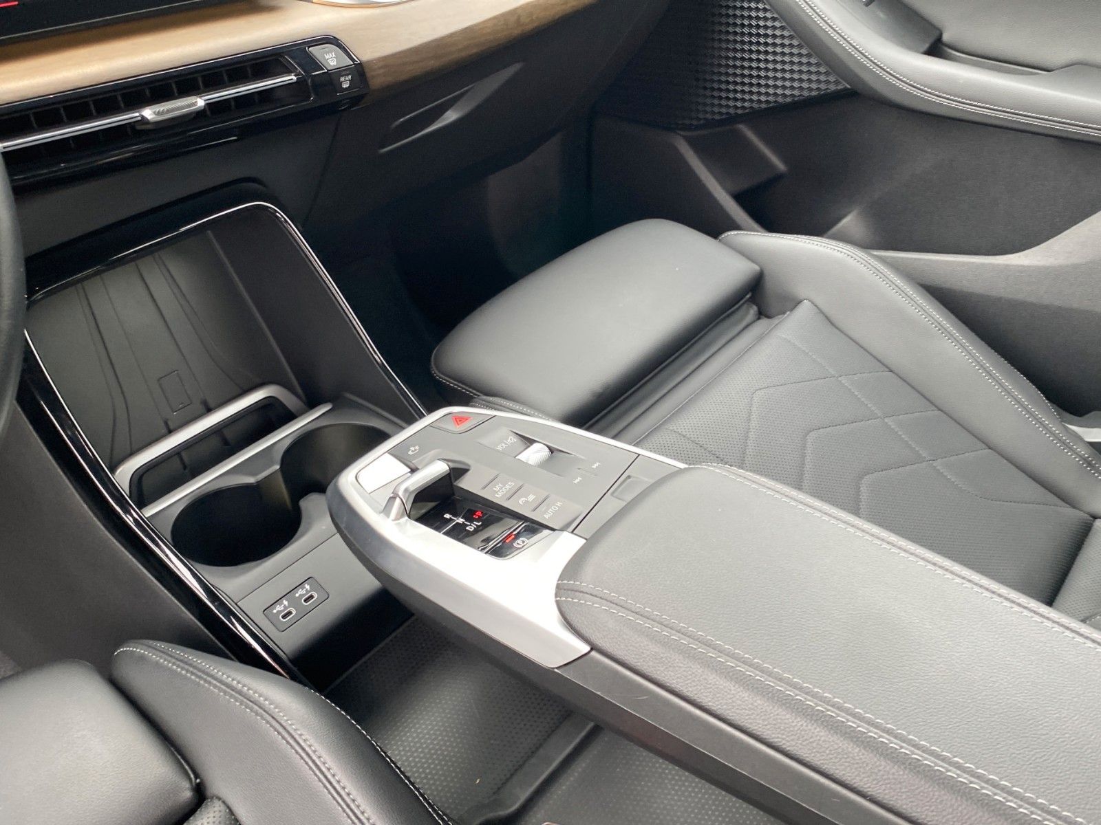 Fahrzeugabbildung BMW 218d Active Tourer Luxury Line *LED*AHK*LIVE*