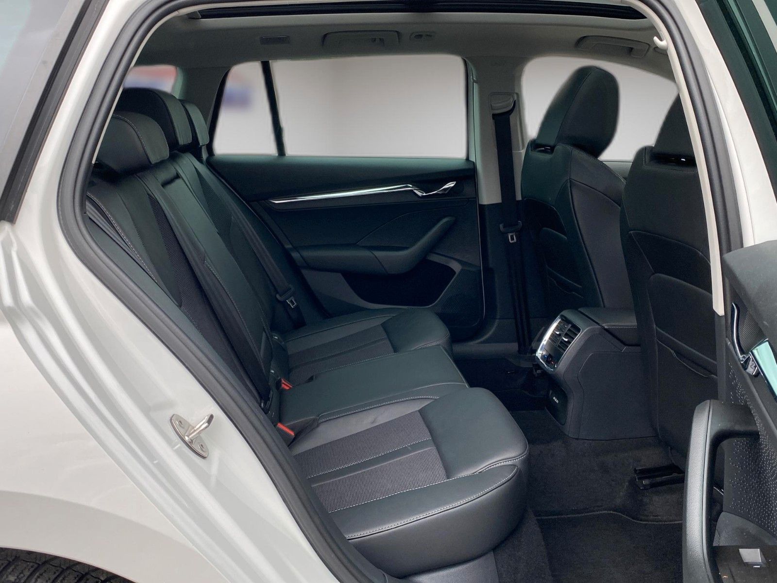 Fahrzeugabbildung SKODA Octavia Combi Selection Plus *Mega-Ausstattung*