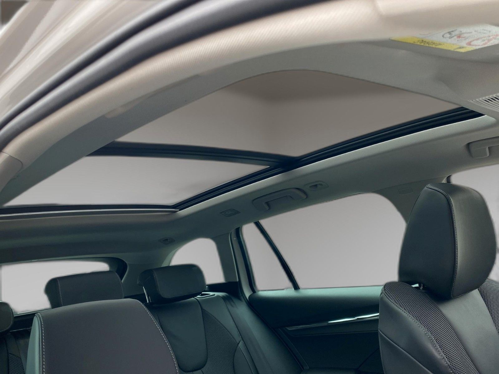 Fahrzeugabbildung SKODA Octavia Combi Selection Plus *Mega-Ausstattung*