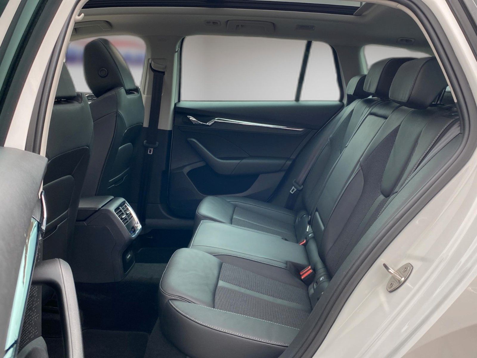 Fahrzeugabbildung SKODA Octavia Combi Selection Plus *Mega-Ausstattung*