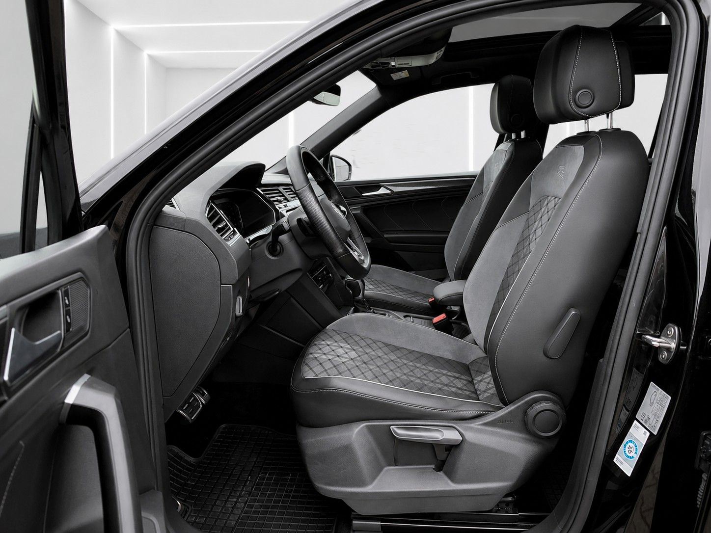 Fahrzeugabbildung Volkswagen Tiguan Allspace 2.0 TSI 4MDSG R-Line *Pano*AHK*