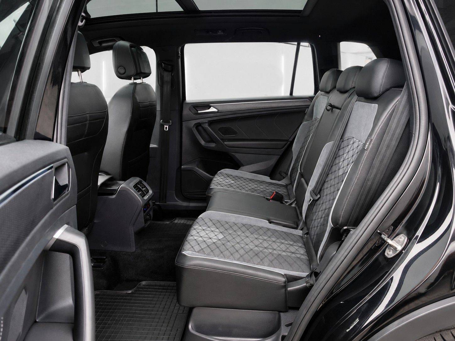 Fahrzeugabbildung Volkswagen Tiguan Allspace 2.0 TSI 4MDSG R-Line *Pano*AHK*