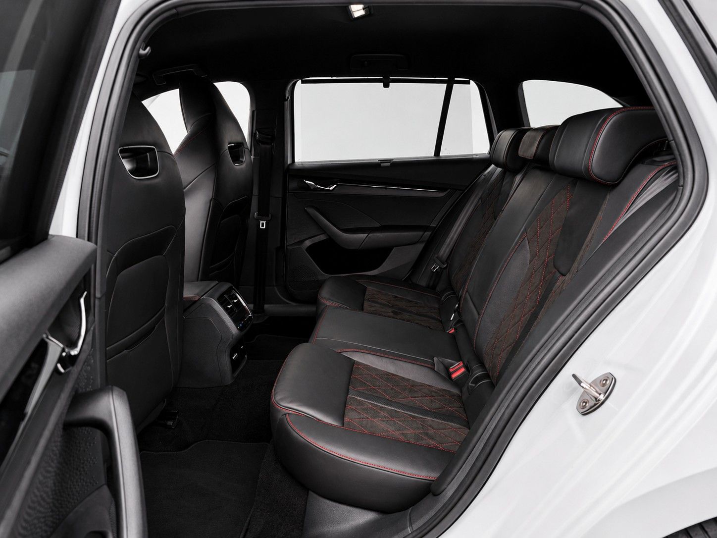 Fahrzeugabbildung SKODA Octavia Combi 2.0 TDI DSG RS*Matrix*Massage*AHK*