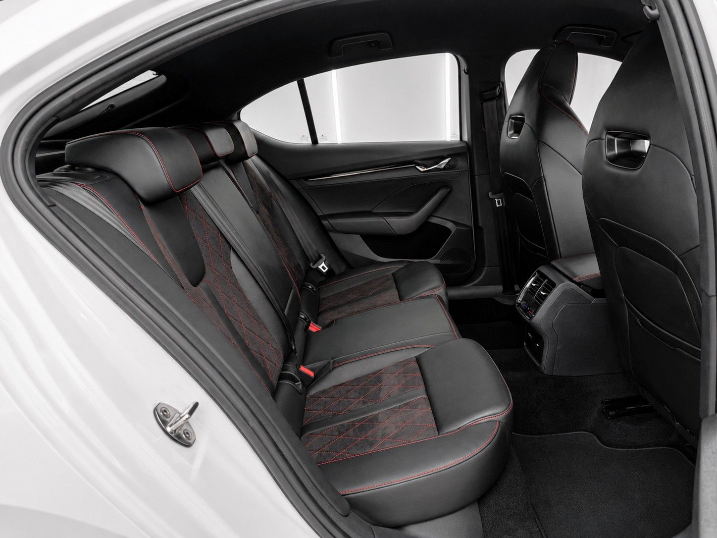 Fahrzeugabbildung SKODA Octavia 2.0 TDI DSG 4x4 RS *Mega-Ausstattung*