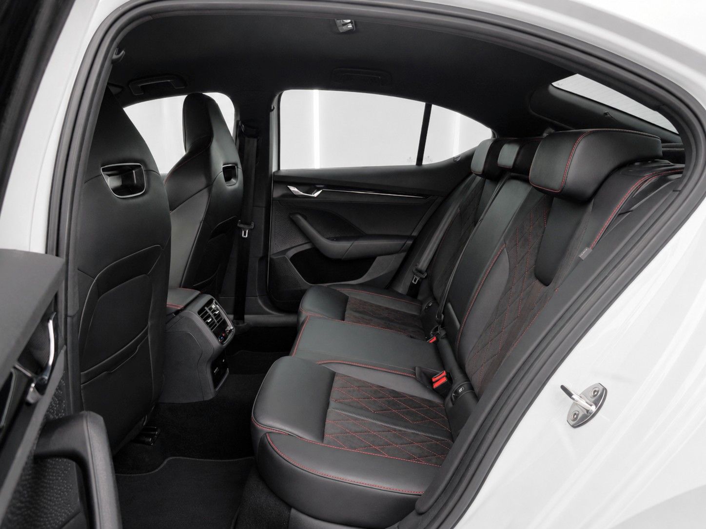 Fahrzeugabbildung SKODA Octavia 2.0 TDI DSG 4x4 RS *Mega-Ausstattung*