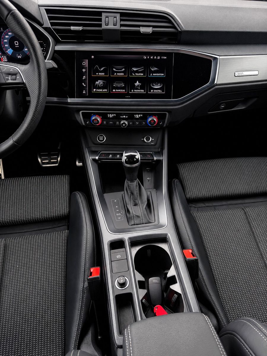 Fahrzeugabbildung Audi Q3 35 TFSI S line *Black-Style*LED*AHK*VIRTUAL*